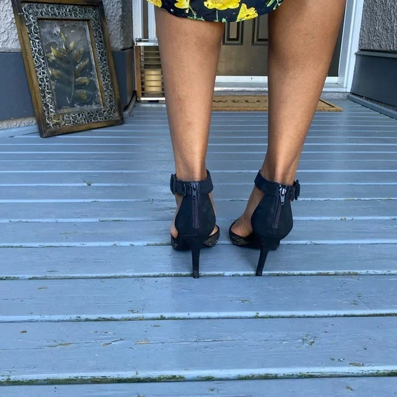 Style & Co Black and Gold Back Zip Heels - Picture 4 of 5